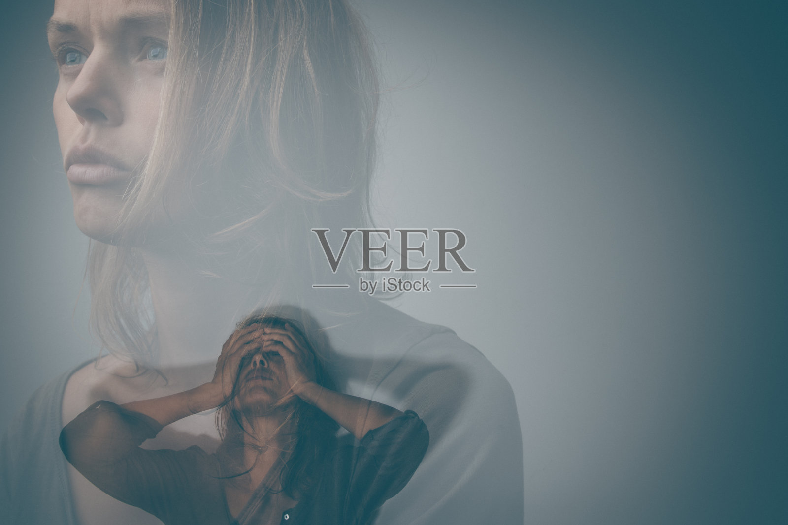 沮丧、焦虑的年轻女子面临艰难的生活，遭受精神疾病困扰照片摄影图片