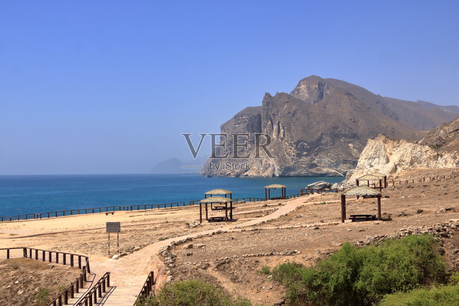 阿曼萨拉拉的Mughsail海滩上美丽的景色。奇妙的印度洋海景照片摄影图片