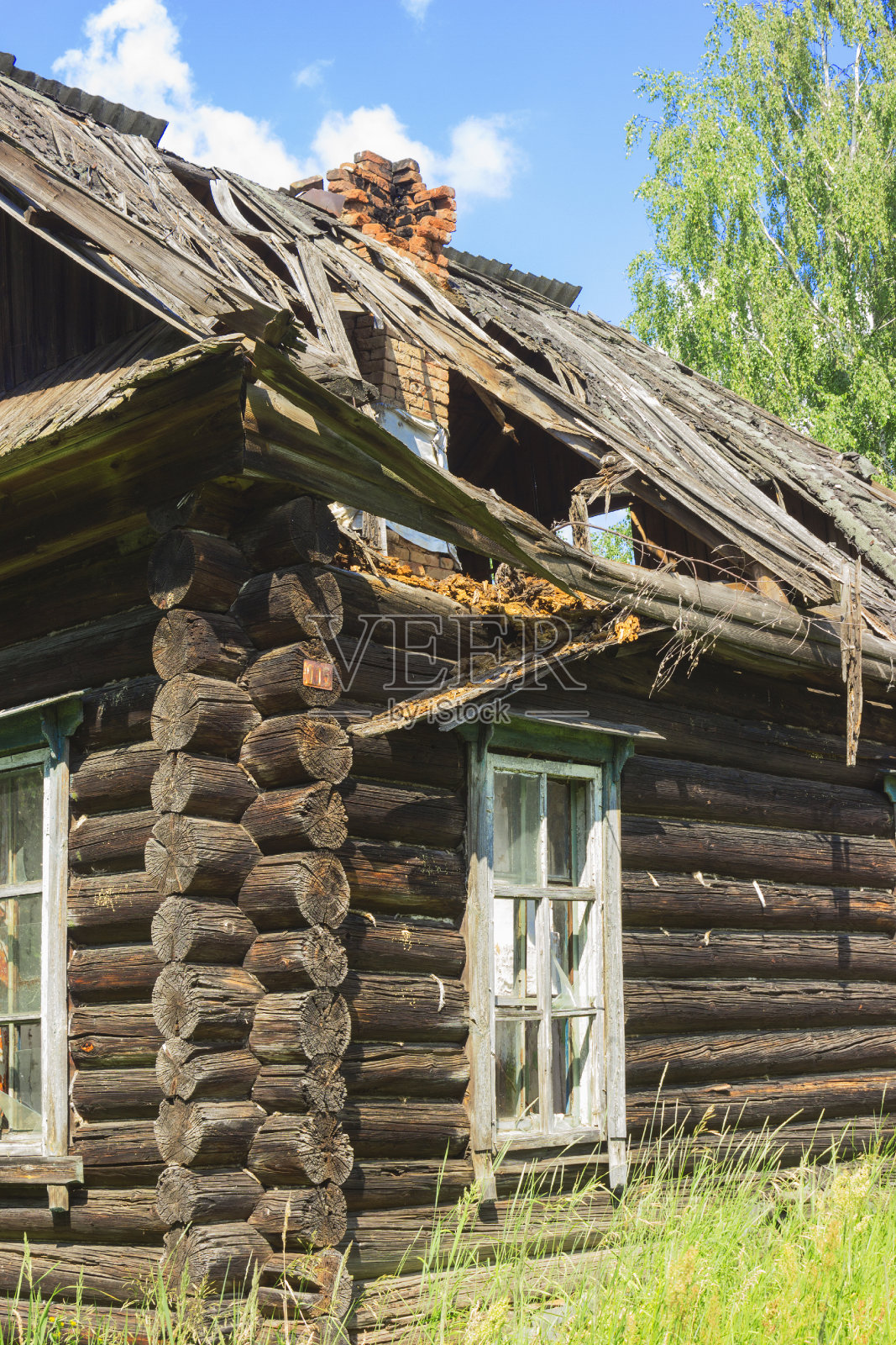 废弃已久的老房子和它的倒塌，荒凉照片摄影图片