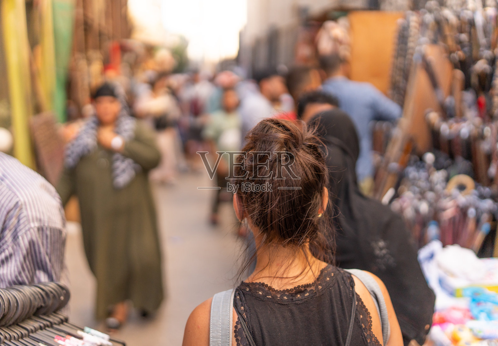 一名妇女走在埃及的街市上照片摄影图片