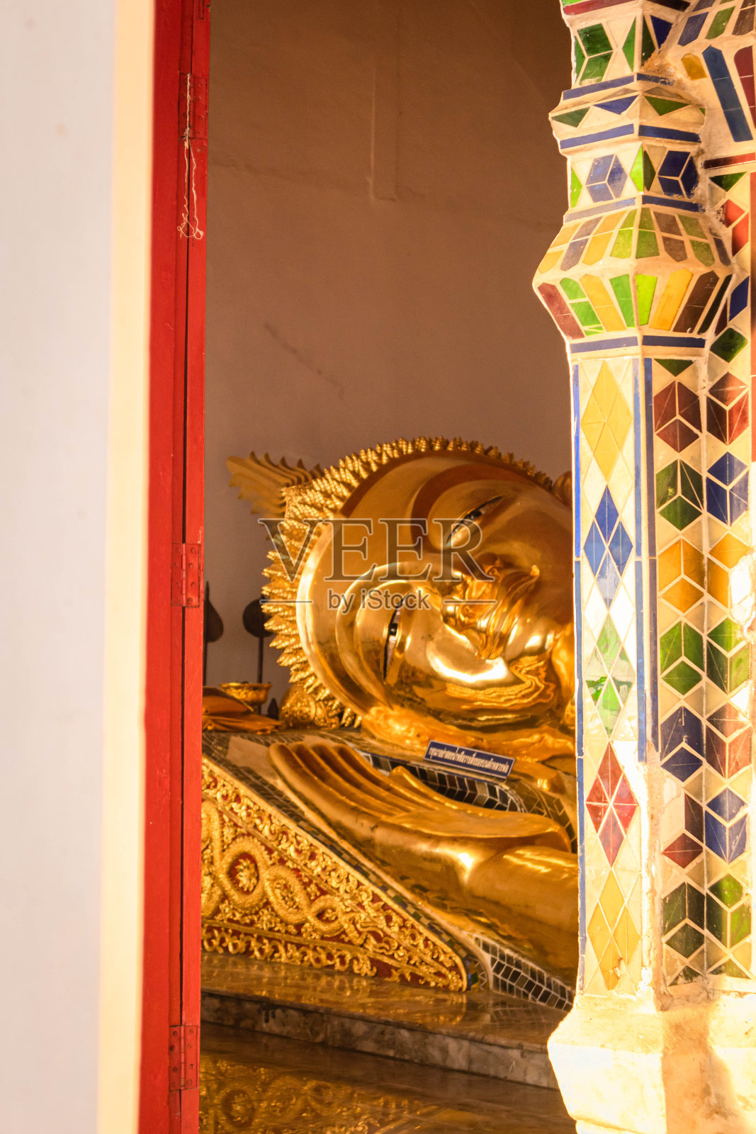 鎏金卧佛像照片摄影图片