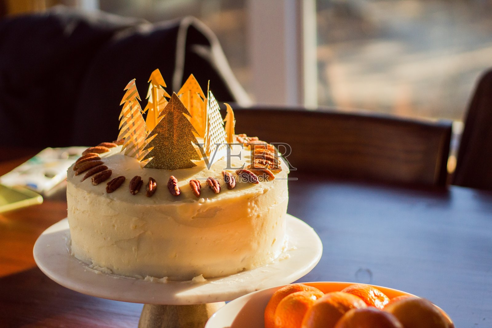 装饰精美可口的生日蛋糕照片摄影图片