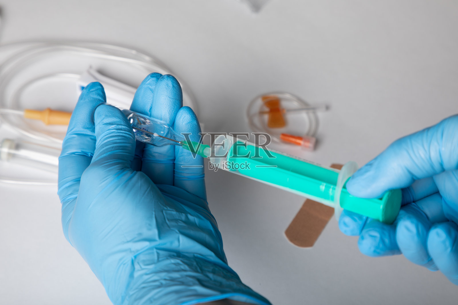 医生使用注射器照片摄影图片