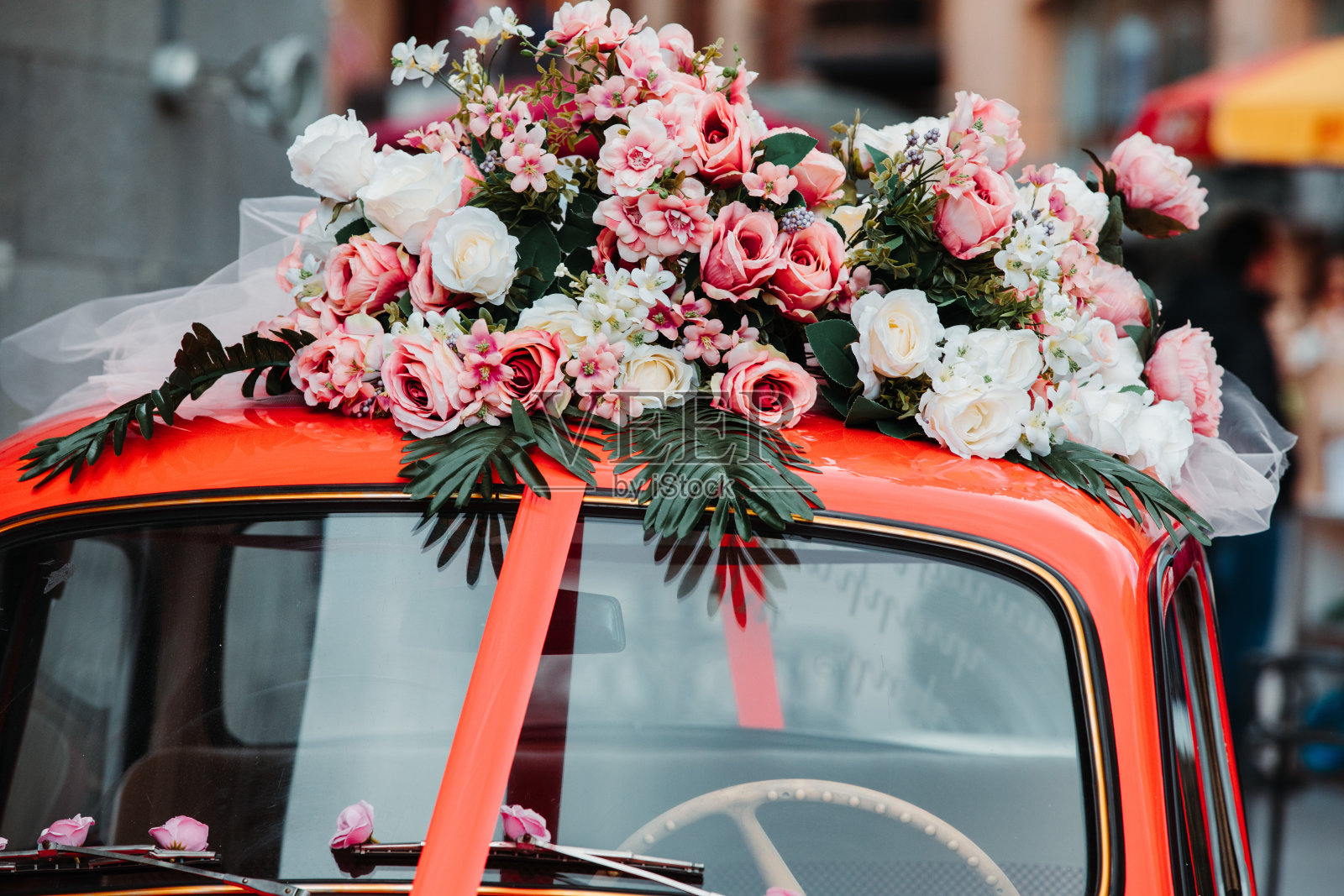 带着丝带的红色老车照片摄影图片