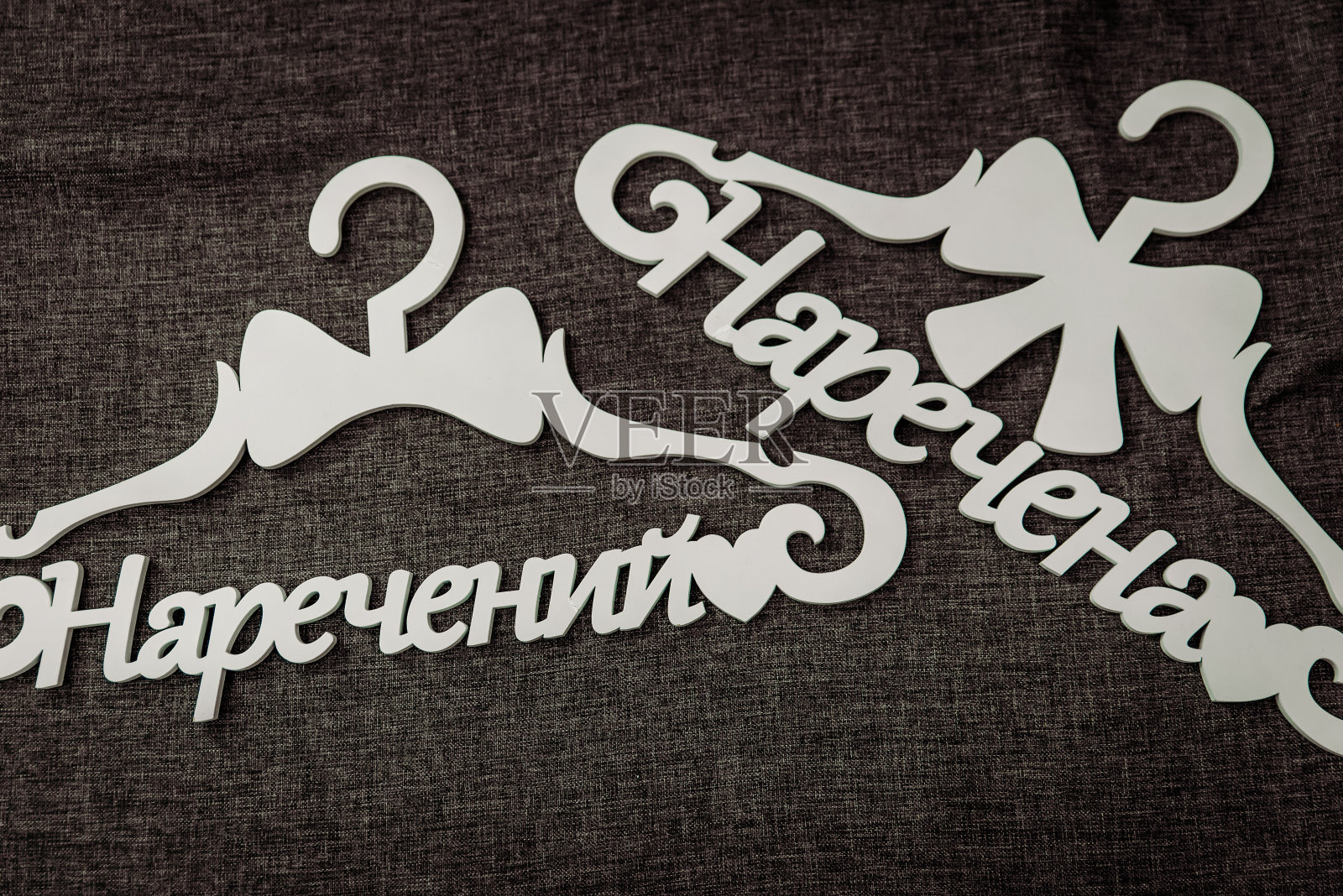 两个白色木制衣架新郎和新娘照片摄影图片