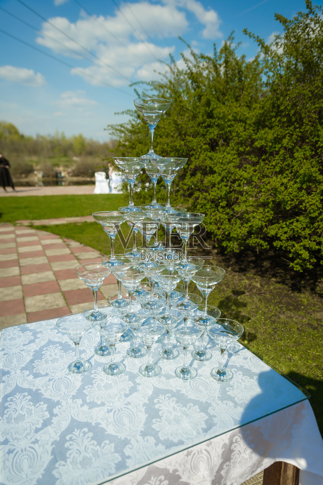 餐厅里有很多婚礼用的酒杯，里面有气泡酒照片摄影图片