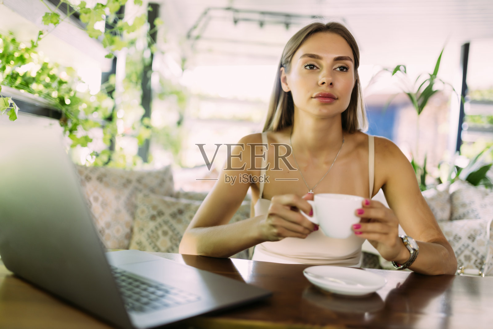 女商人一边喝咖啡一边在咖啡馆工作。照片摄影图片