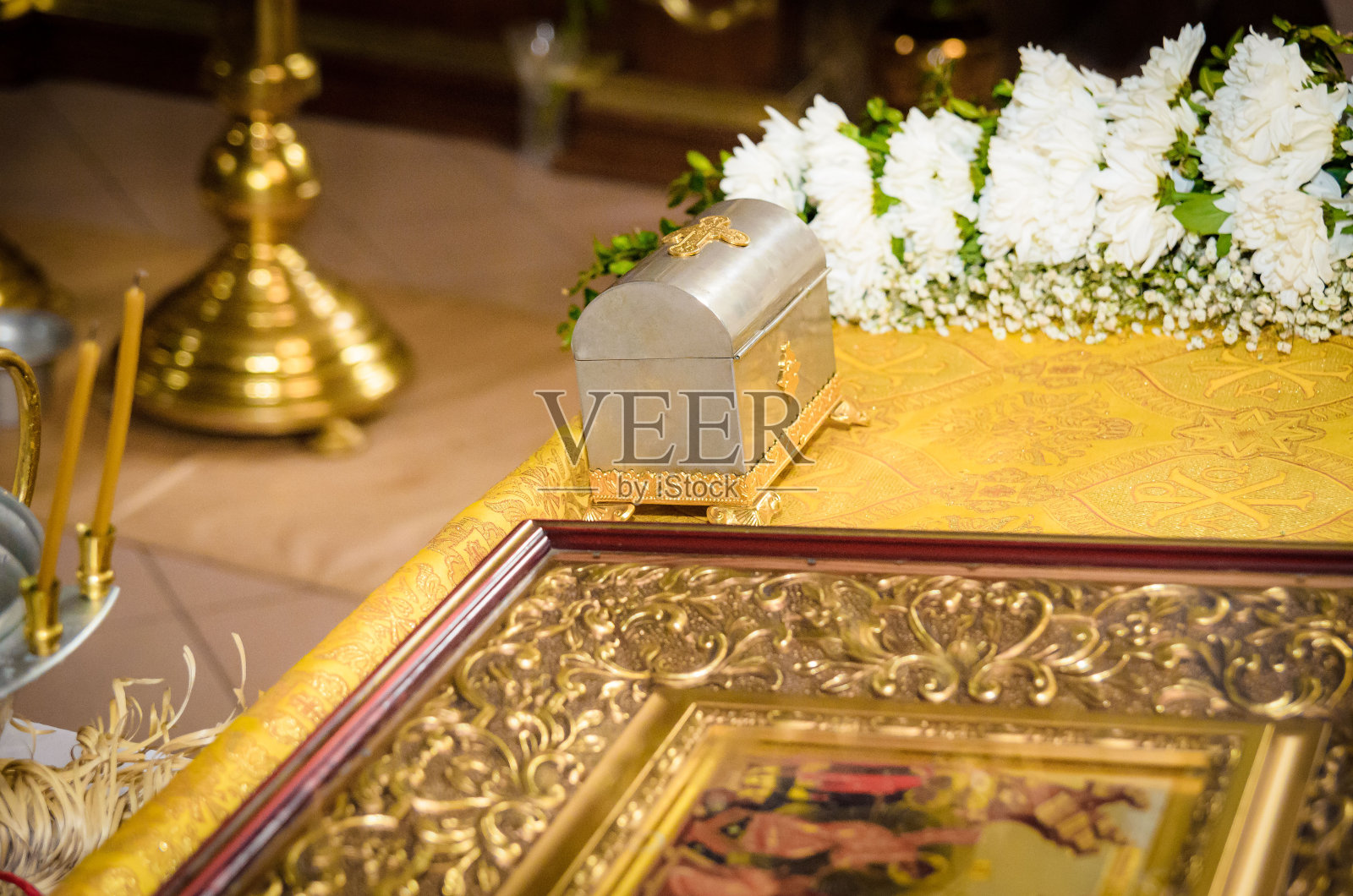 乌克兰，基辅——2021年8月24日:圣安东尼教堂食堂举行婚礼仪式照片摄影图片