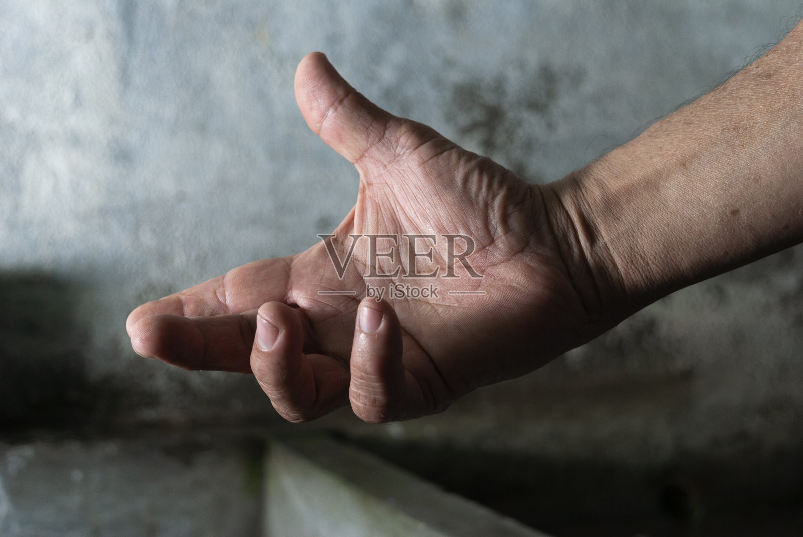 老年人的手，解剖细节，皮肤纹理，表情和手工语言，工人的手。照片摄影图片