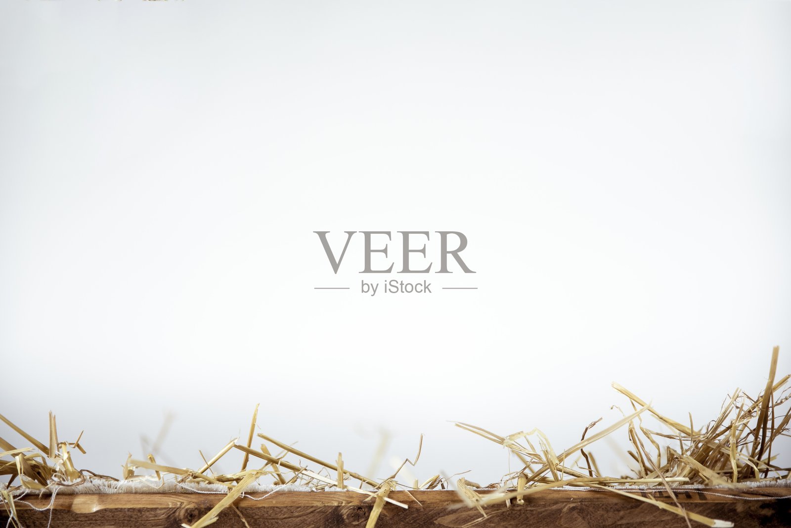 特写镜头的干草在木质表面与灰色背景与空间为您的文本照片摄影图片