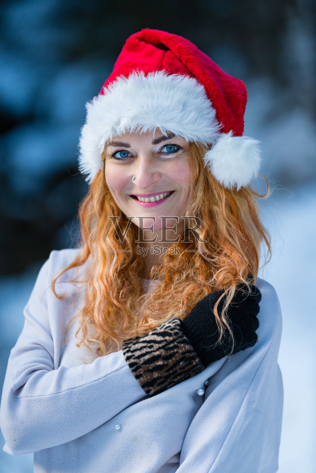 冬天戴着圣诞帽的快乐女人画像照片摄影图片