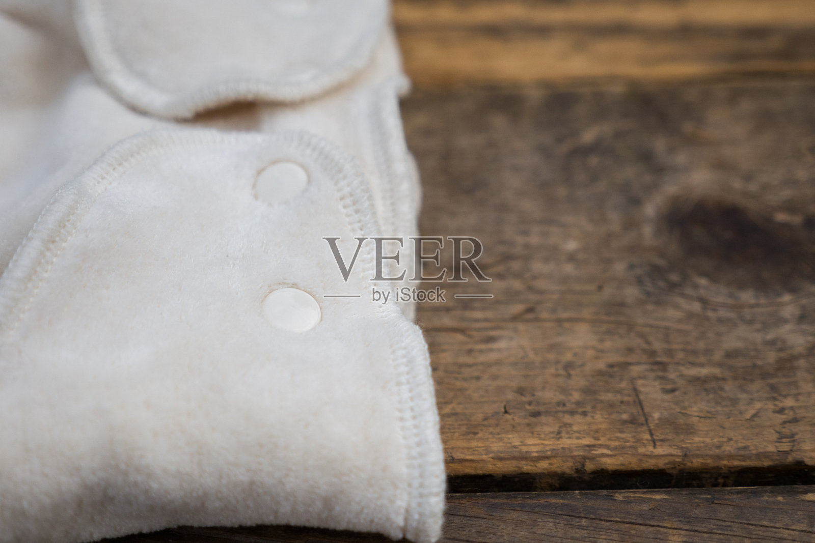 木质表面上有机白色婴儿尿布的特写镜头照片摄影图片