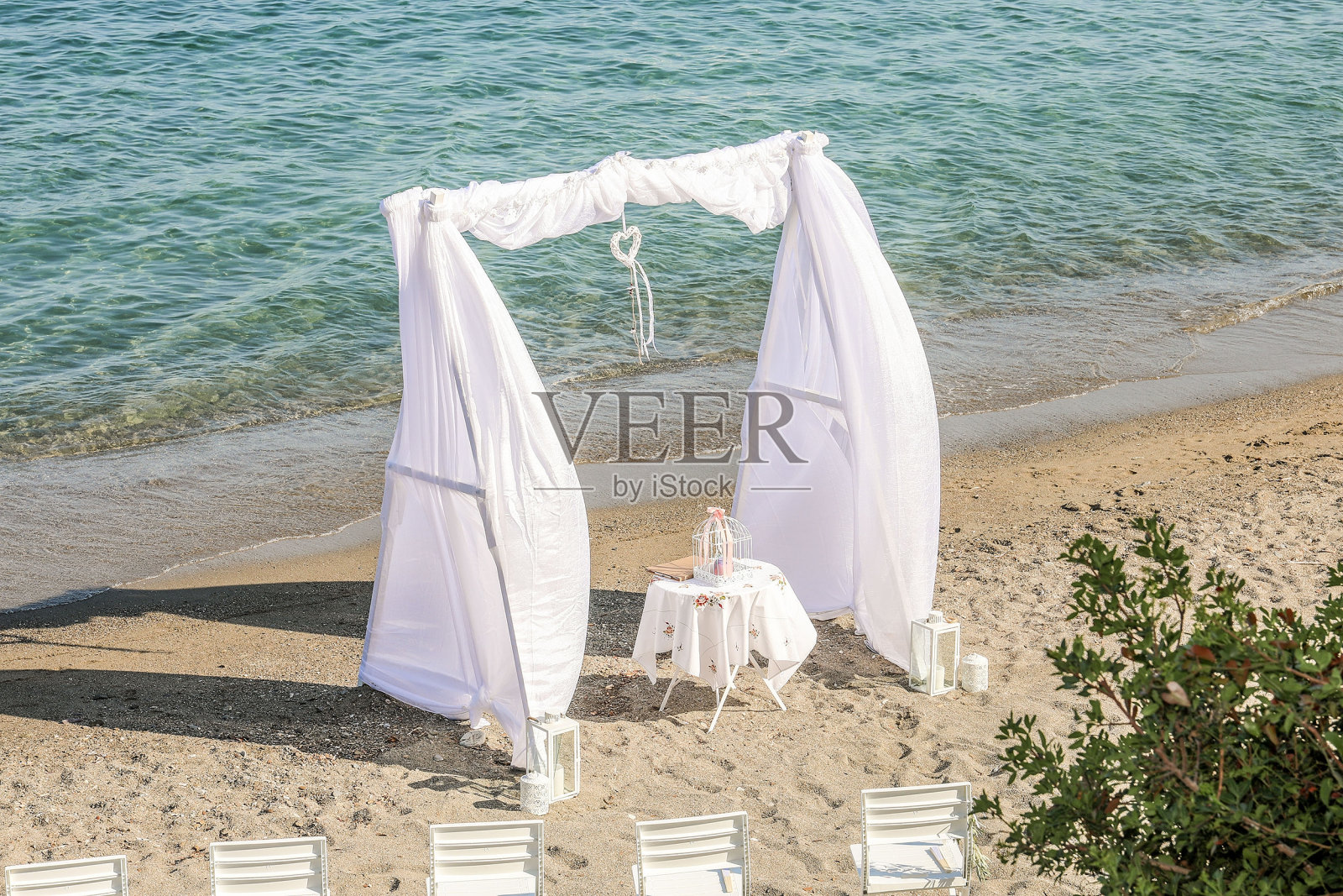沙滩上的白色婚礼凉亭的广角镜头照片摄影图片