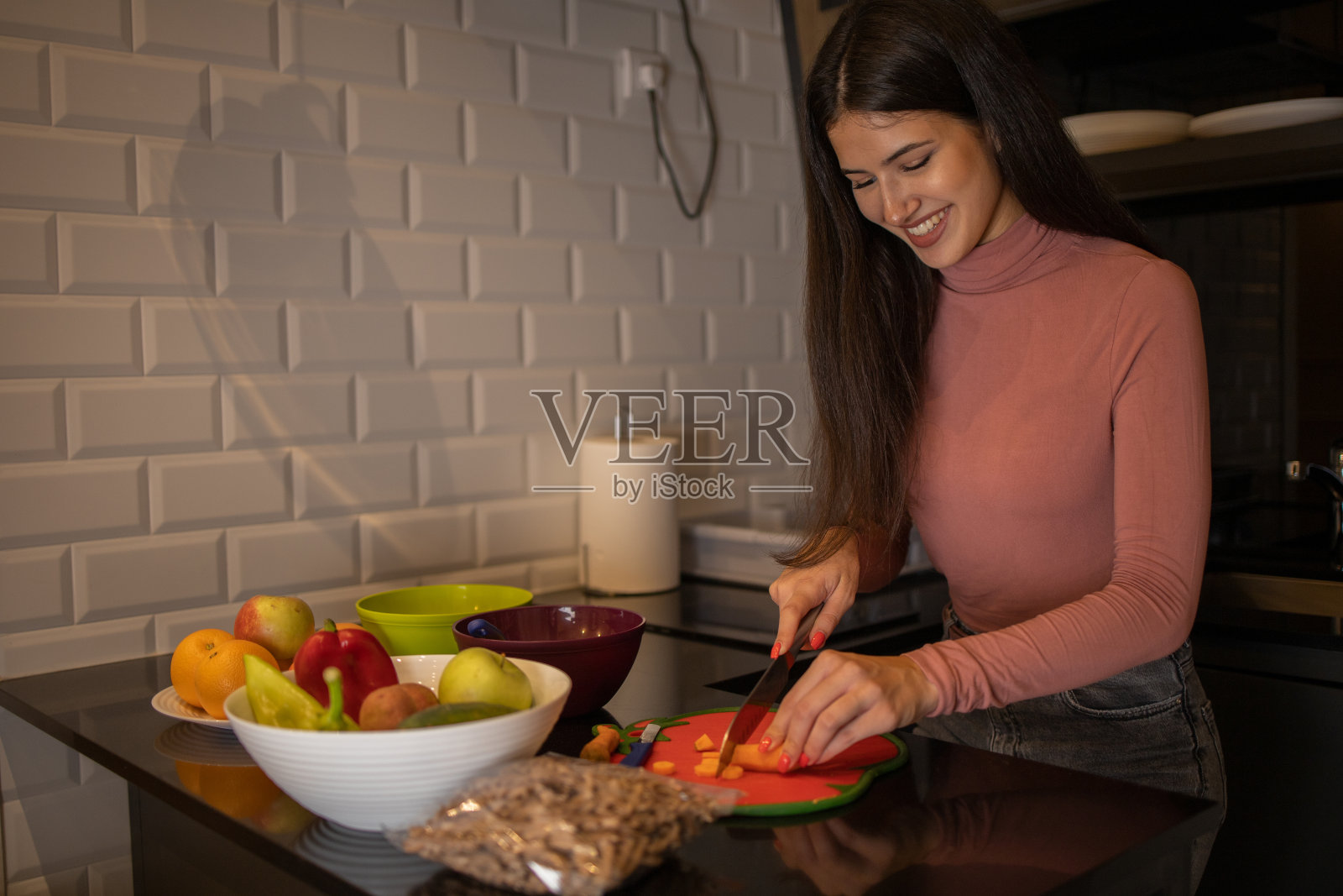 妇女在厨房用剩菜做堆肥照片摄影图片