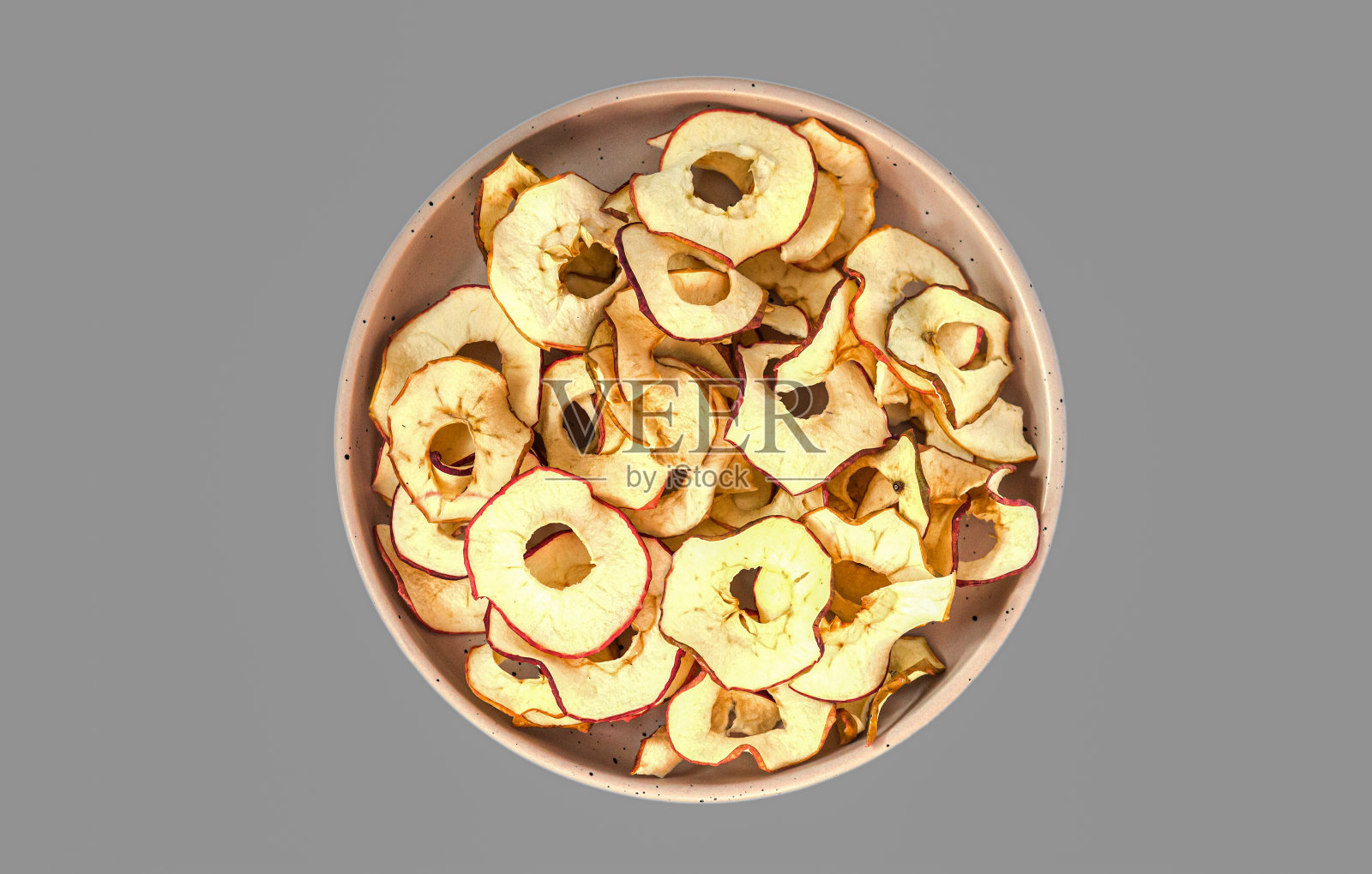 一碗自制的干有机苹果片照片摄影图片