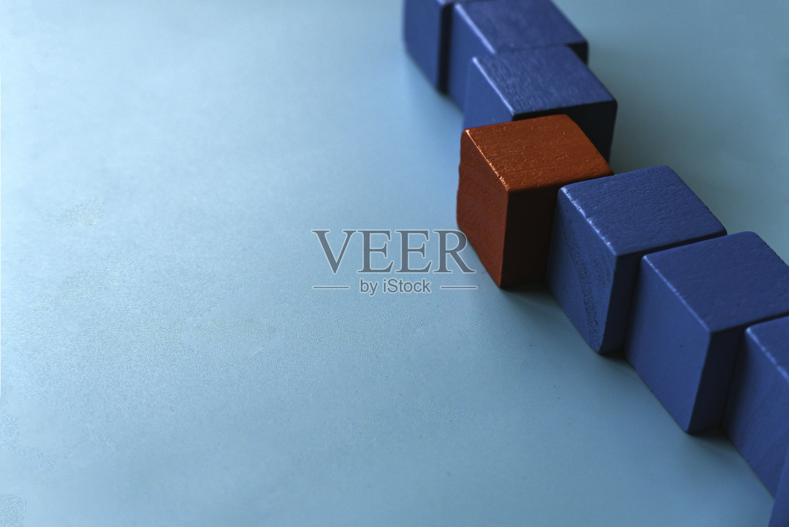 红色的木质立方体。不同，领导力，团队合作的理念。带有复制空间的横幅。照片摄影图片