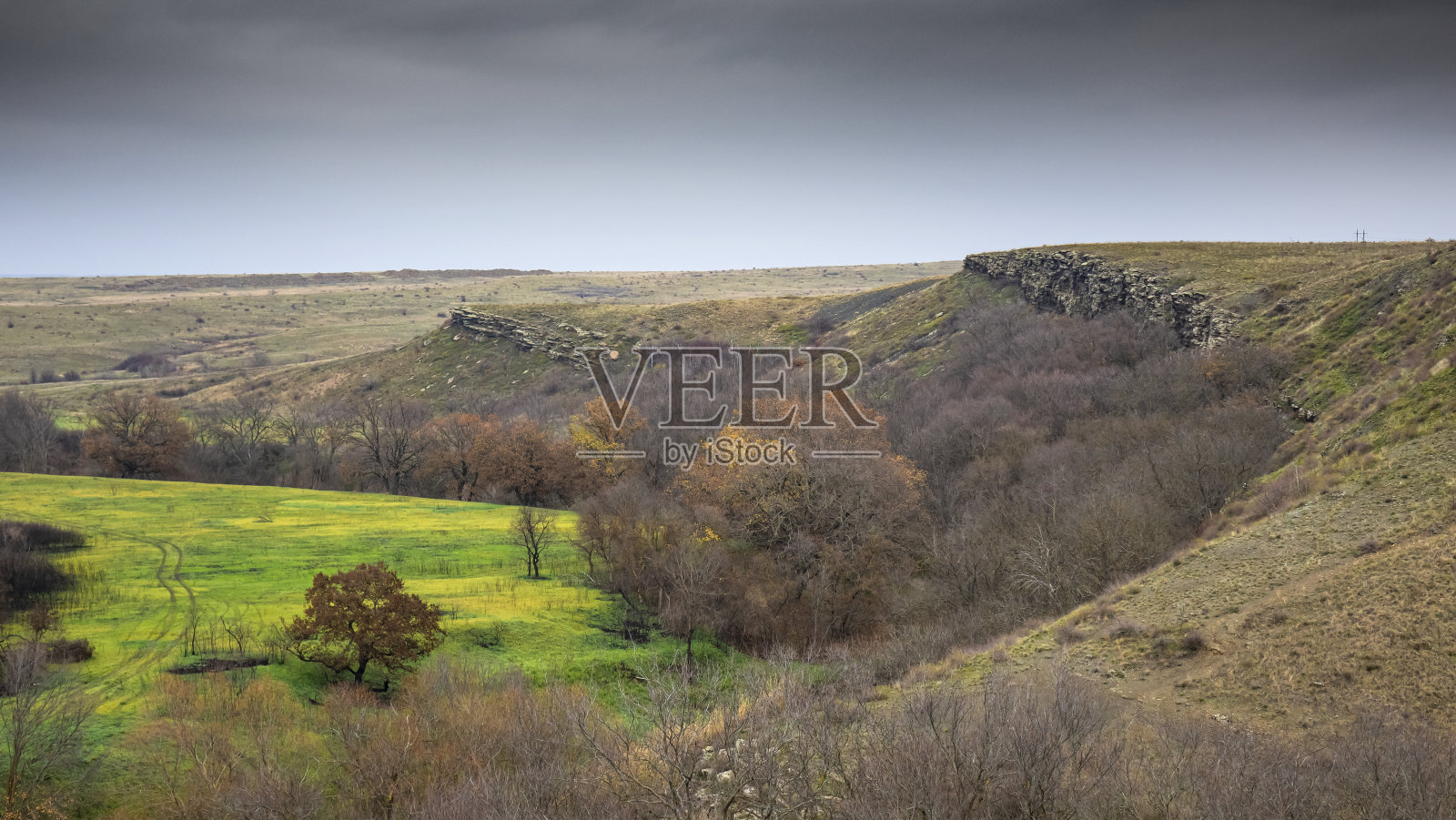 草原上的山石照片摄影图片