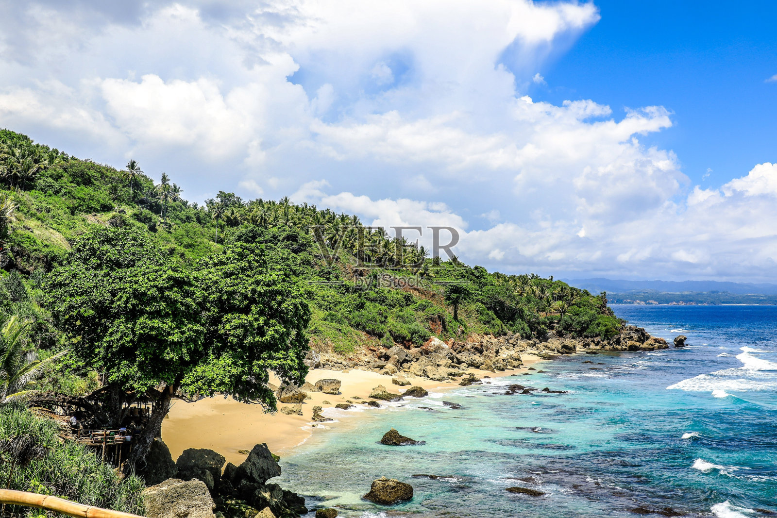 在印度尼西亚松巴的海岸拍摄的令人叹为观止的山脉照片照片摄影图片