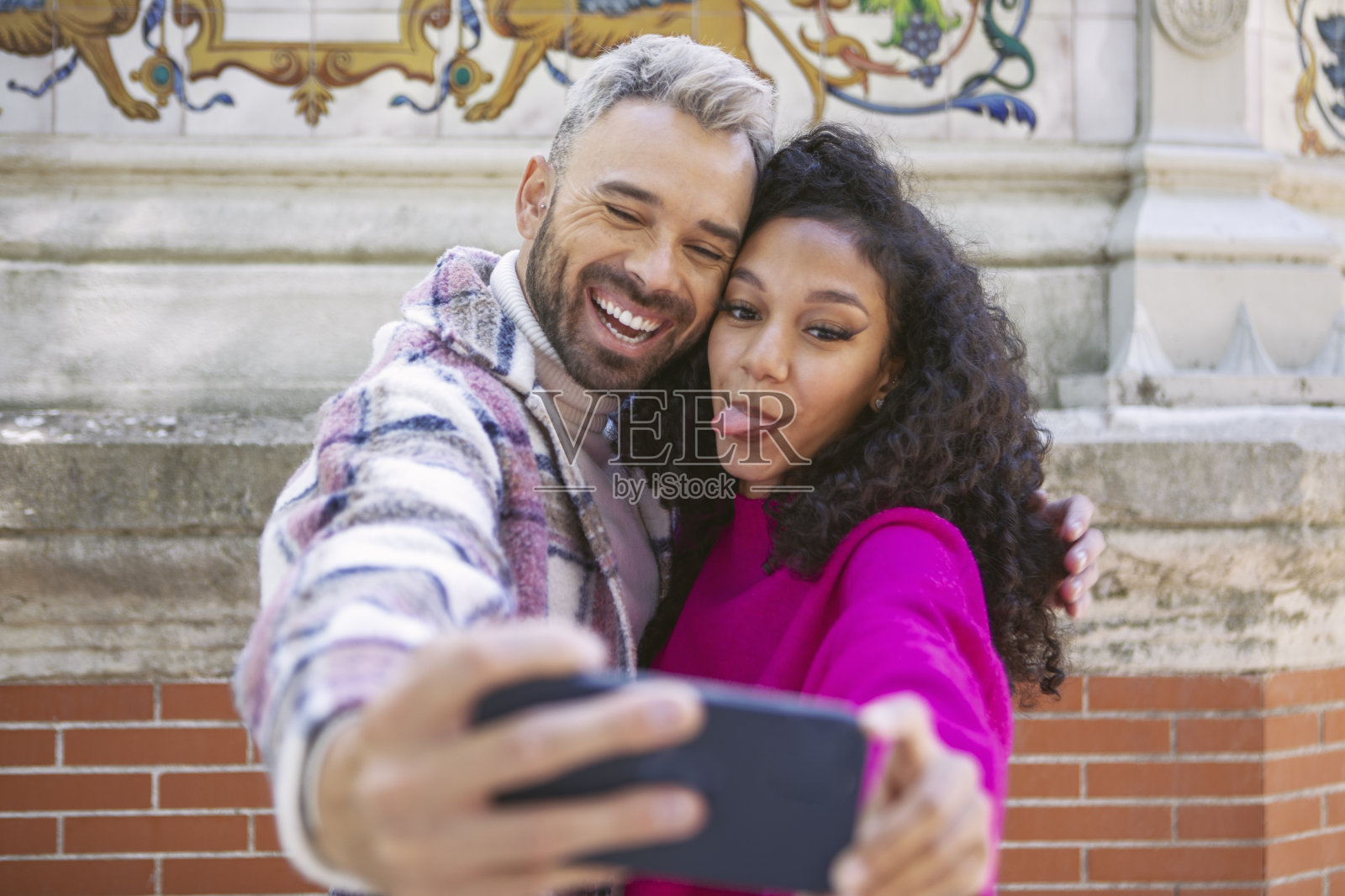 年轻的情侣，自拍，做鬼脸照片摄影图片