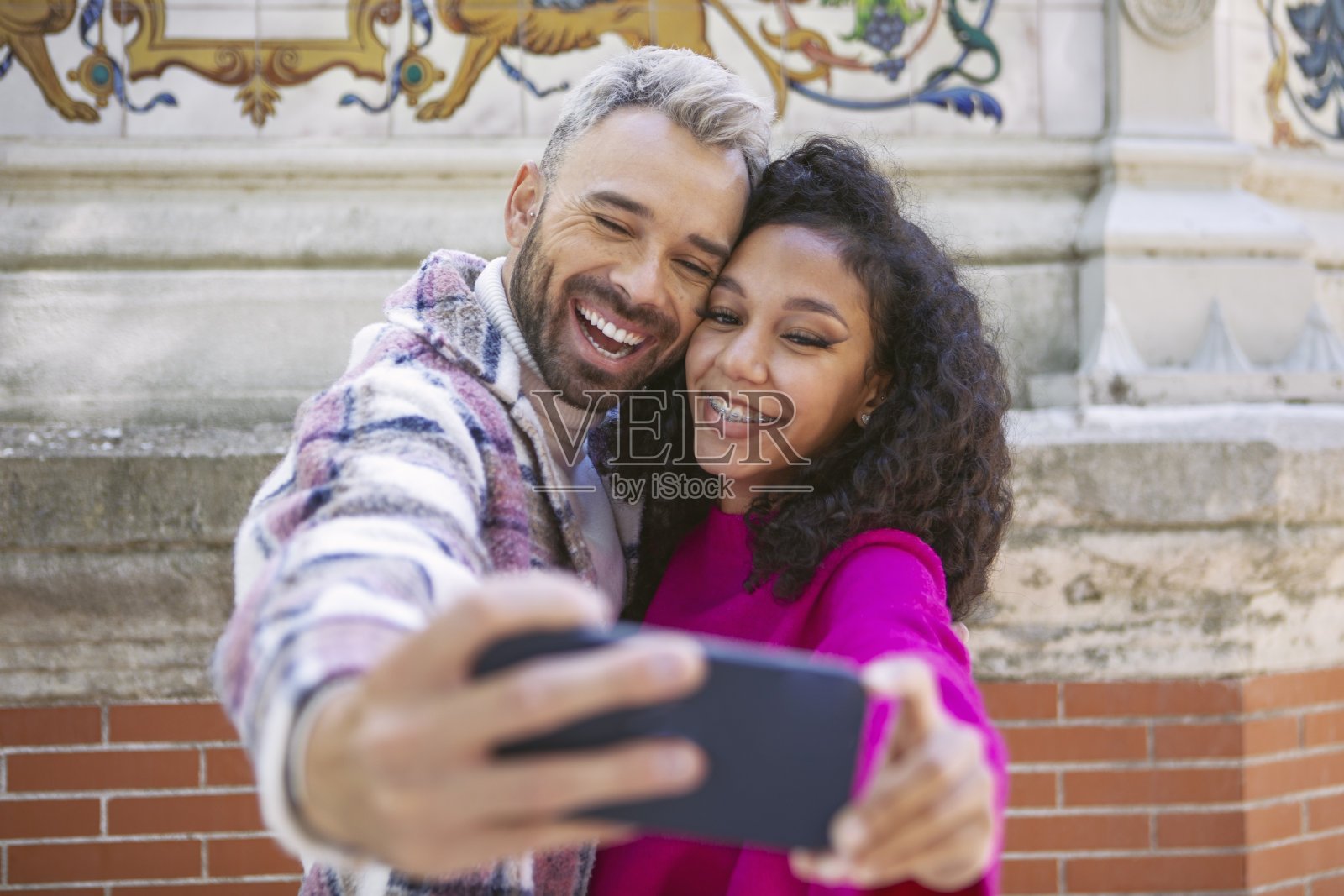 年轻的情侣，自拍，做鬼脸照片摄影图片