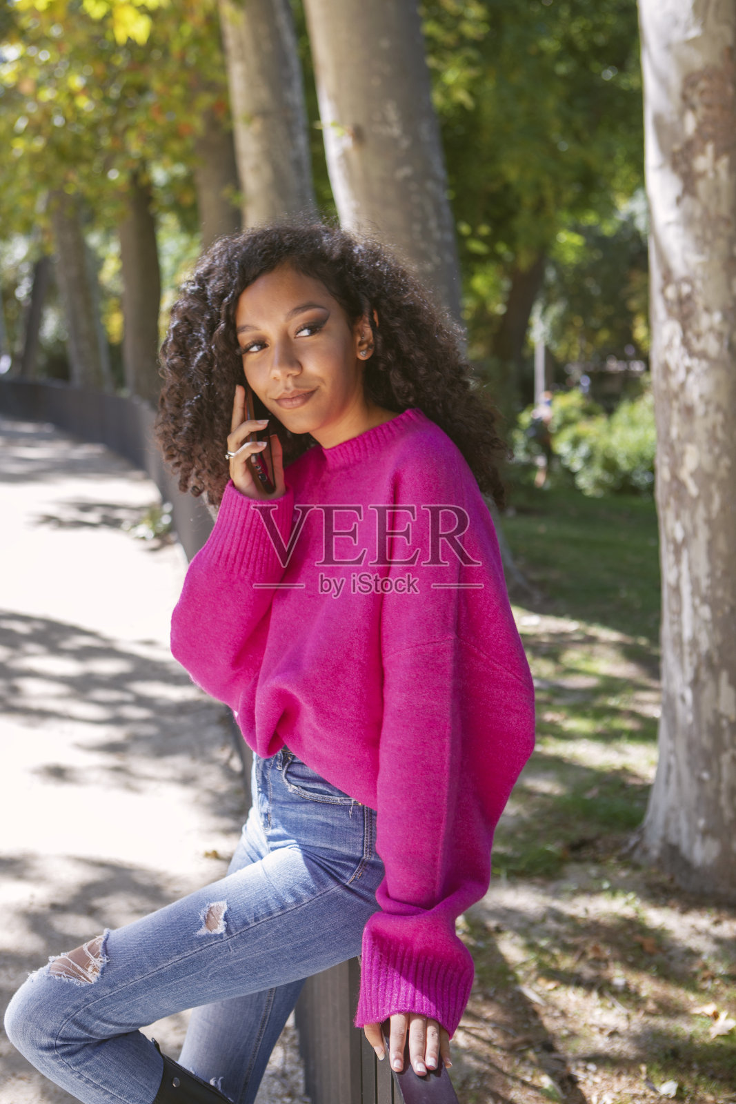 小女孩在等男朋友的时候打电话照片摄影图片