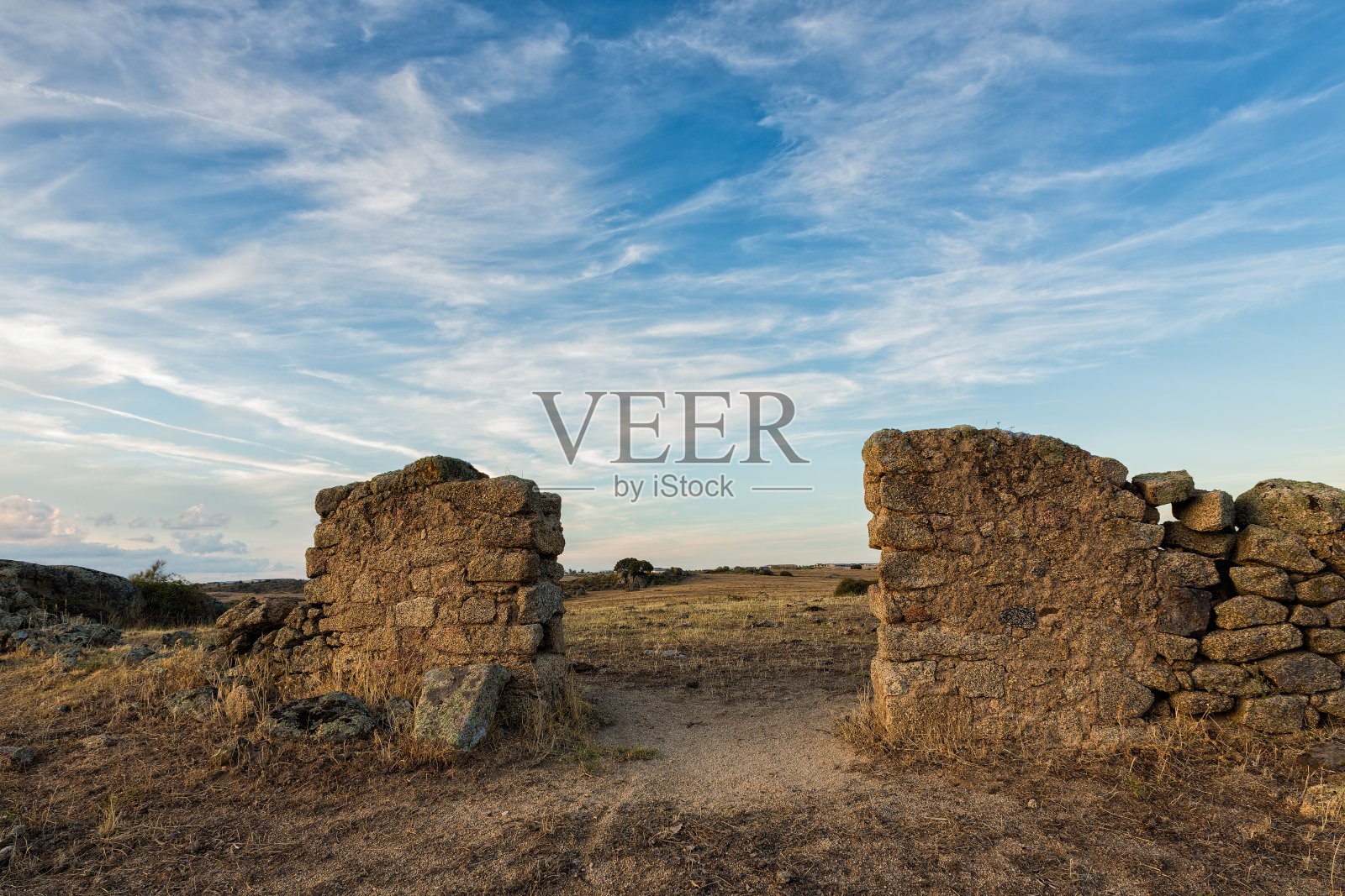 西班牙马尔帕特达卡塞雷斯附近牧场上一个被毁猪圈的旧入口照片摄影图片