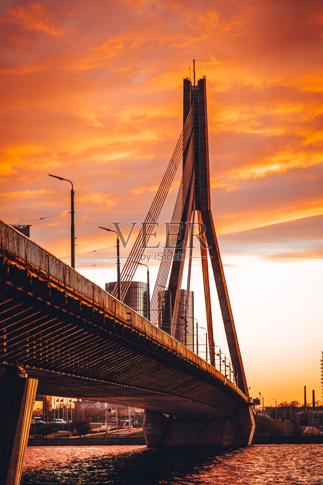 夕阳下的橙色云层下的Vansu桥照片摄影图片