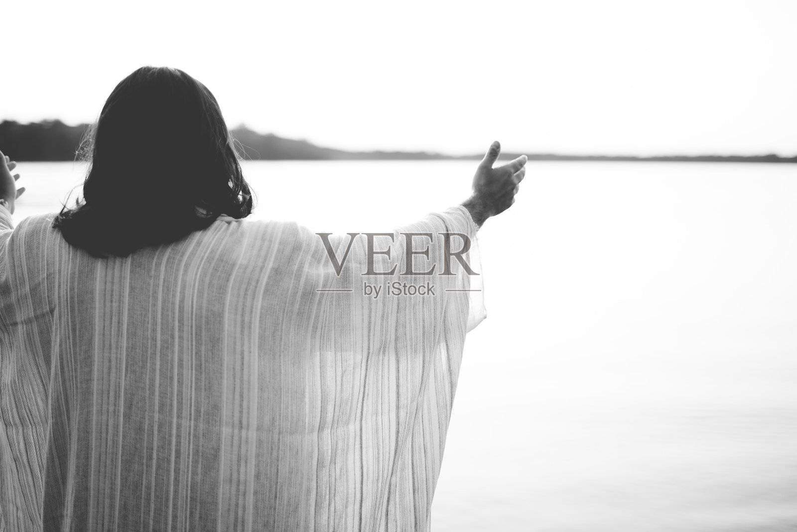 圣经场景——耶稣基督高举双手的黑白画照片摄影图片