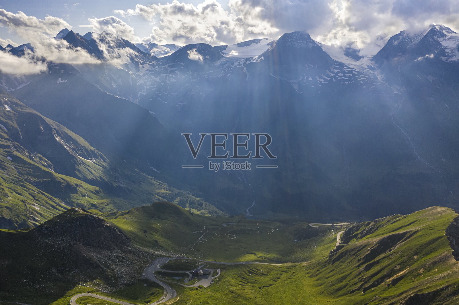 在奥地利多云的天空下航拍的大格洛克纳高山公路照片摄影图片