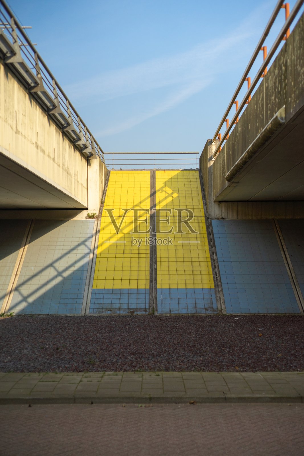 垂直拍摄的连接阿姆斯特丹东南部两座桥的黄色墙照片摄影图片