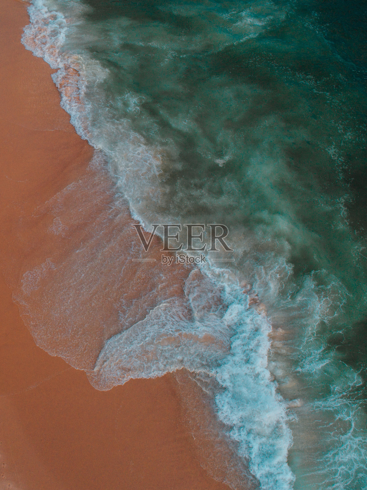 垂直俯瞰的绿色大海泡沫的水撞击沙滩照片摄影图片