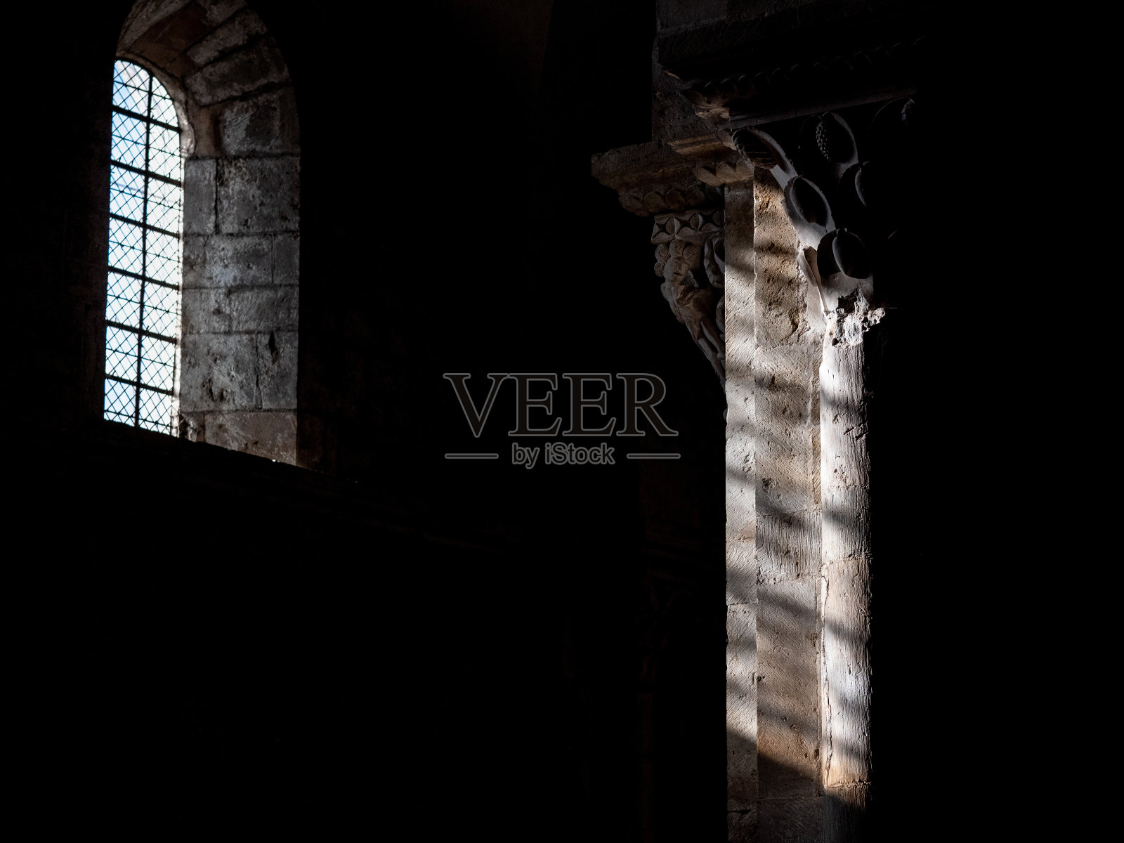 一座老建筑的内部镜头，阳光透过窗户照射在柱子上照片摄影图片