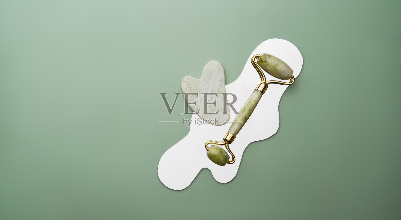 青玉面辊和刮刮刮用于美容面部按摩治疗照片摄影图片