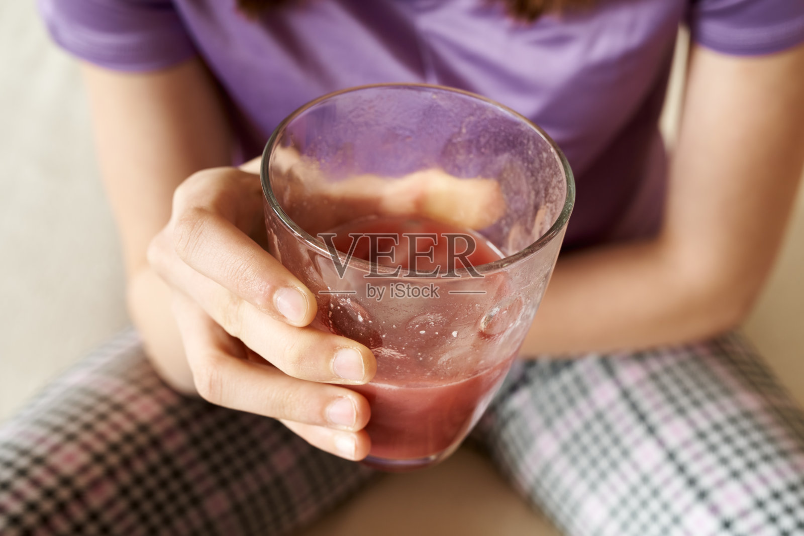 拿着一杯草莓冰沙的少年照片摄影图片