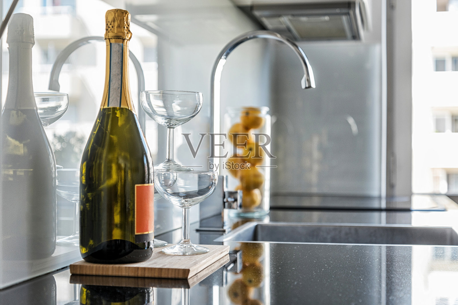 一瓶带玻璃杯的香槟照片摄影图片