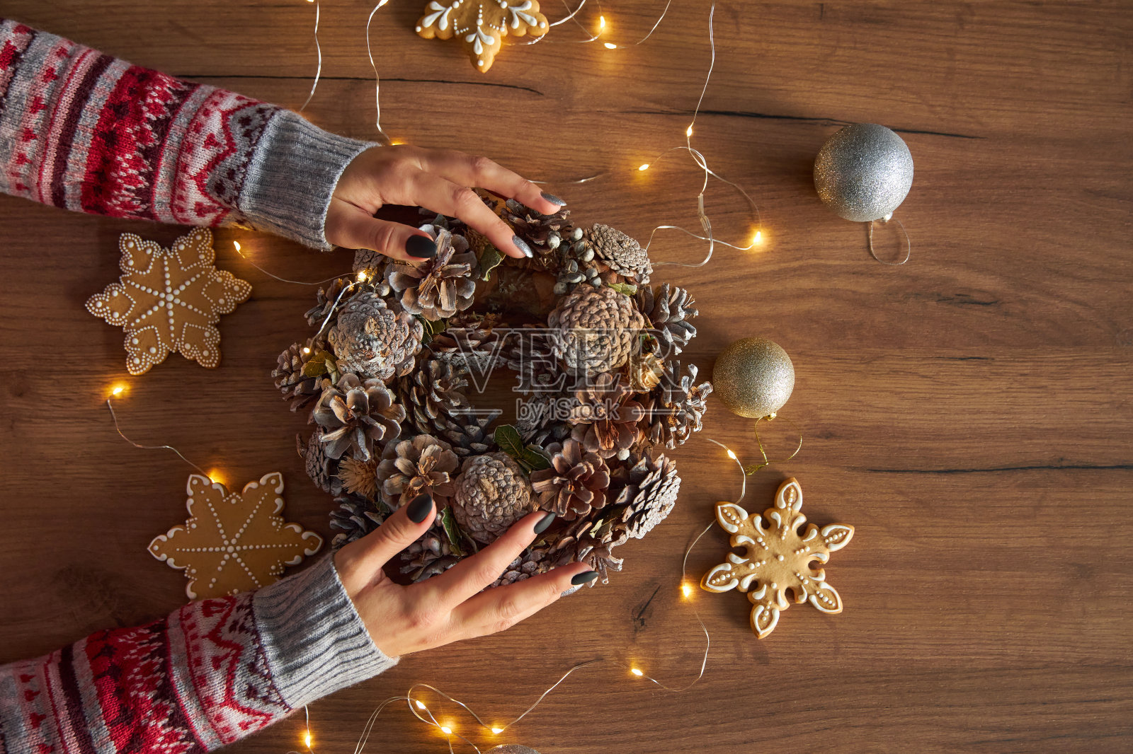 一个女人手里拿着圣诞花环照片摄影图片