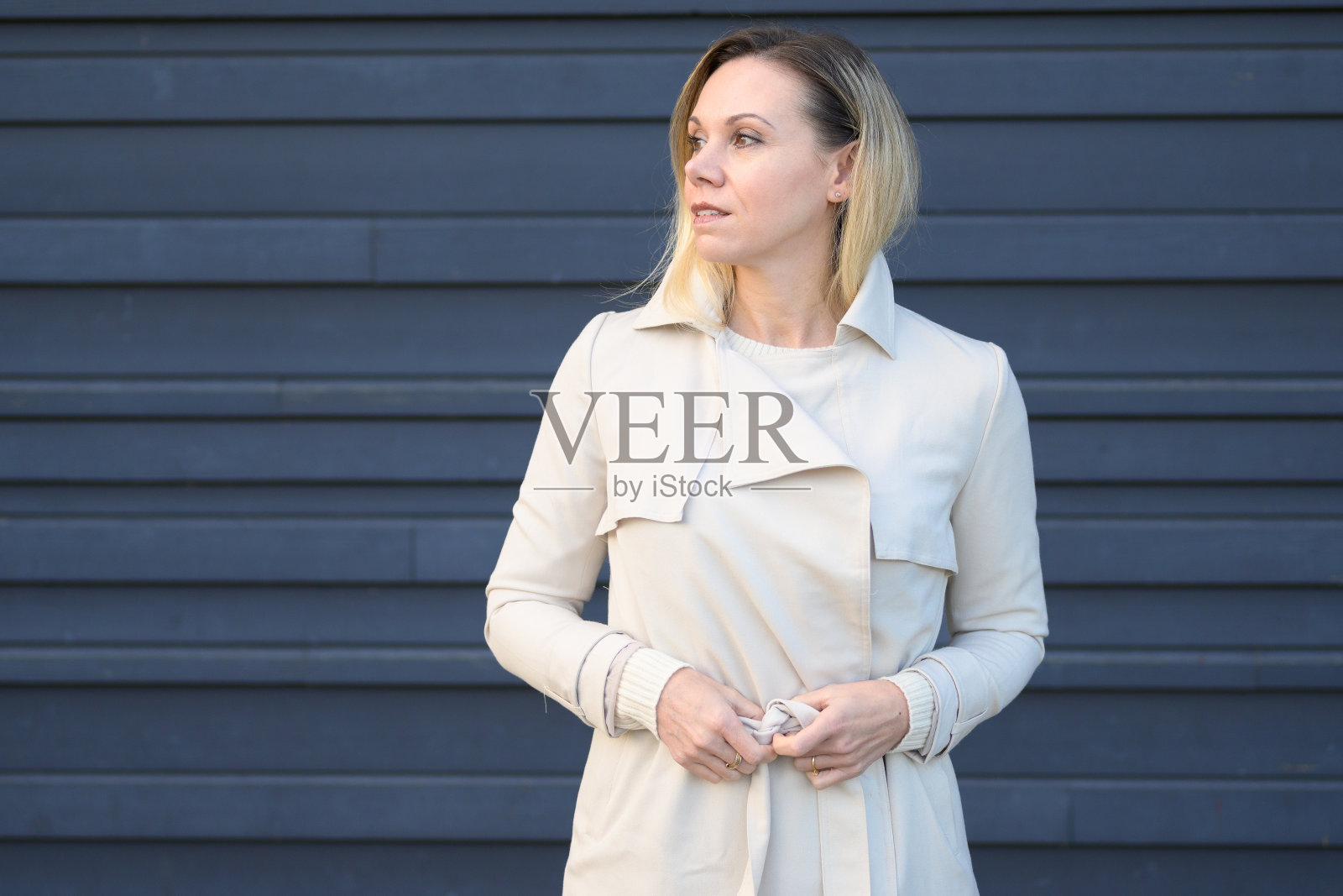 愁眉苦脸的女人望向一旁照片摄影图片