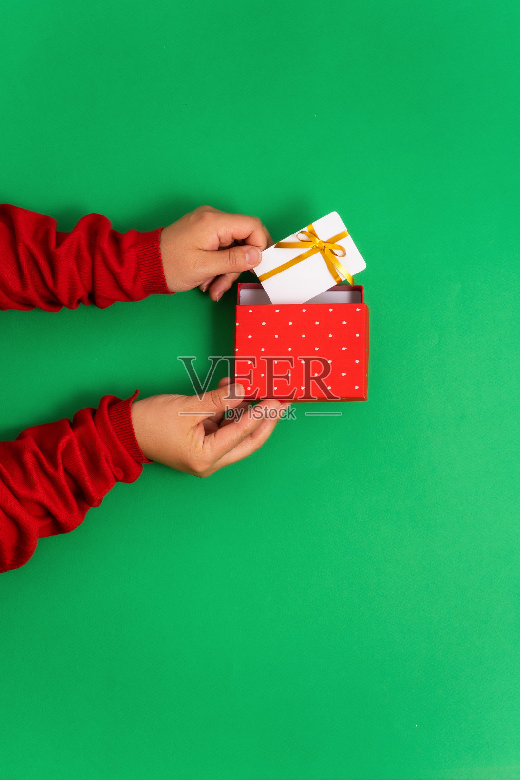 女性从礼品盒中取出奖金或礼品银行卡模板照片摄影图片