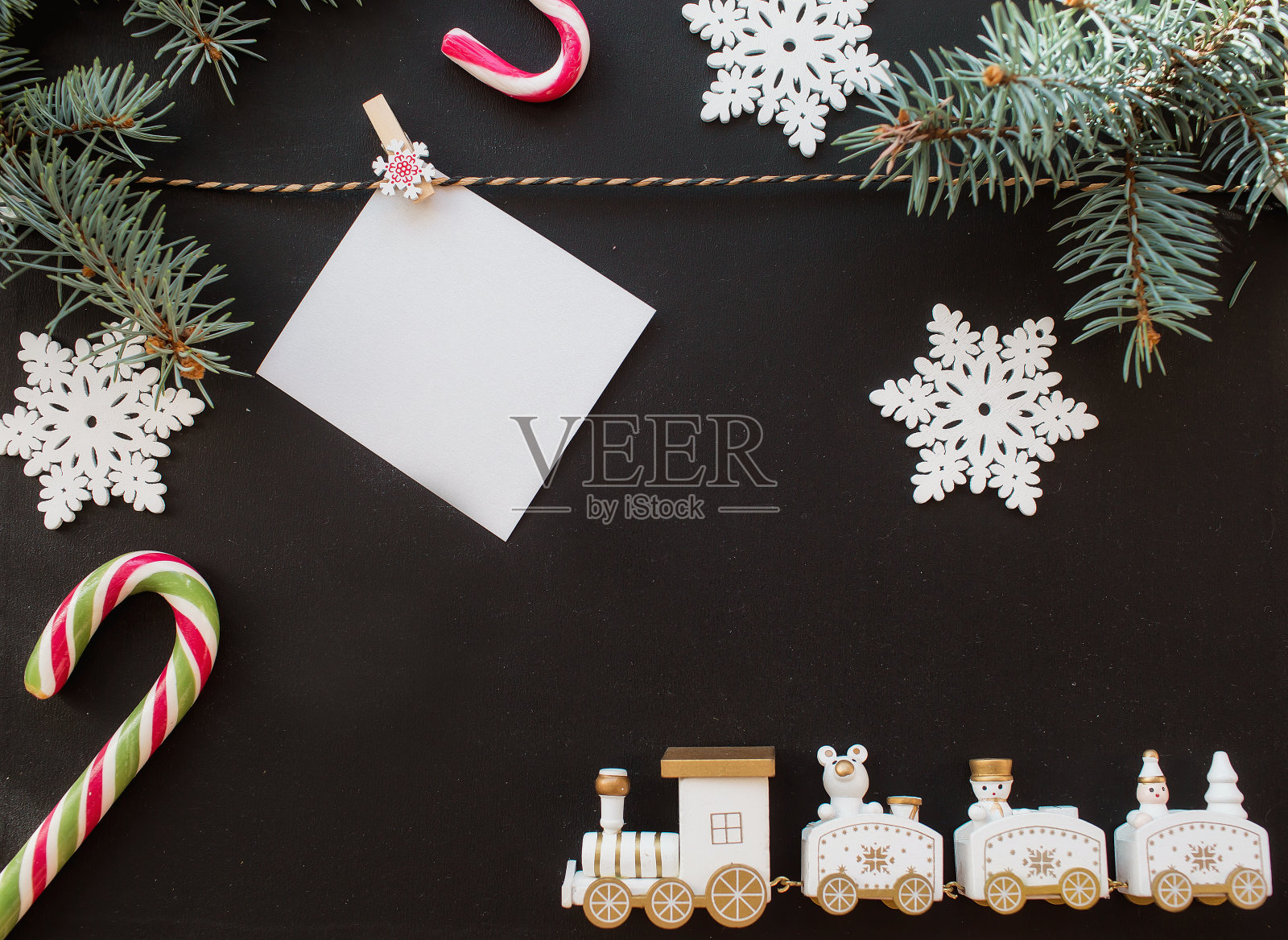 2023年新年快乐，背景设计，俯瞰松枝与球果，玩具，浆果和字母。平的。复制空间。2023年新年和圣诞节的概念。照片摄影图片