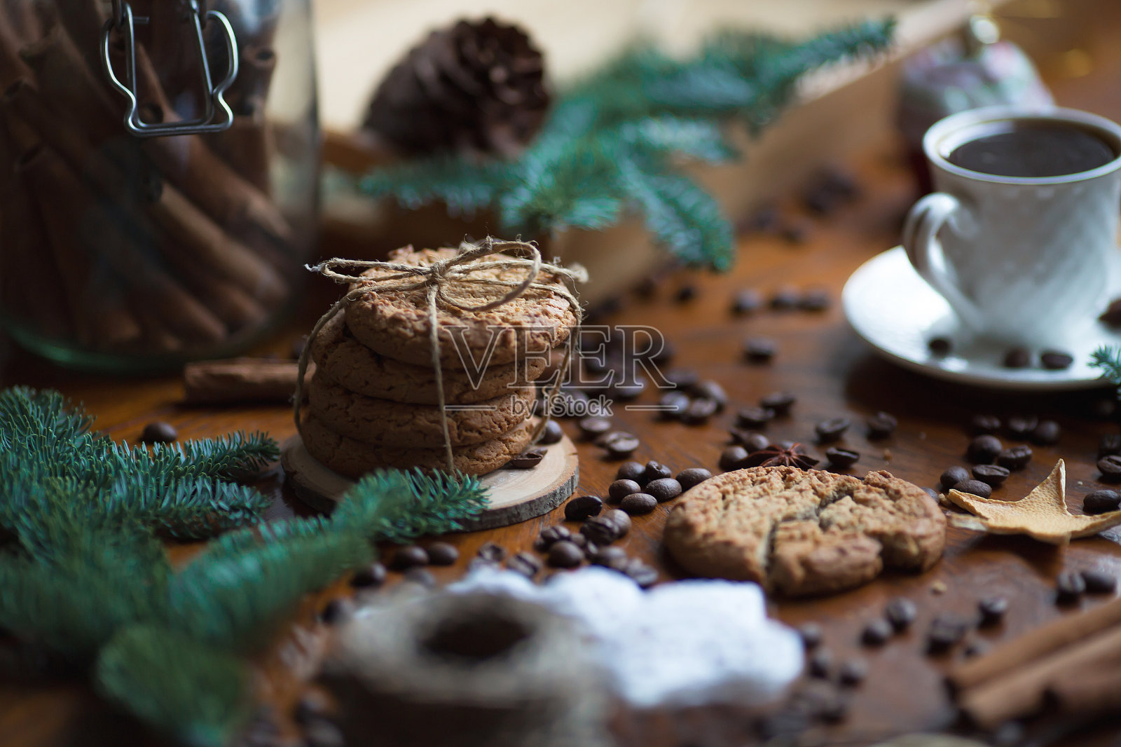 四块燕麦饼干用绳子绑在木桌上。特写镜头。给圣诞老人的燕麦饼干。新年假期的概念。照片摄影图片