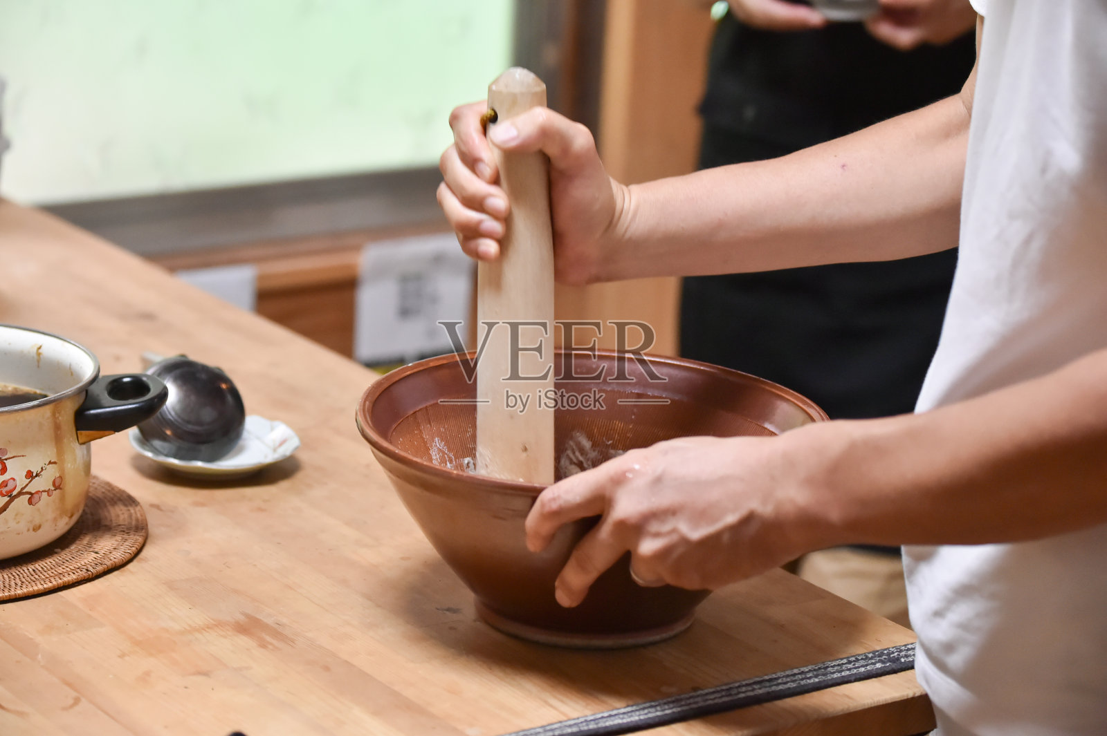 日本小企业主在日本烹饪传统的日本食物-库存形象照片摄影图片