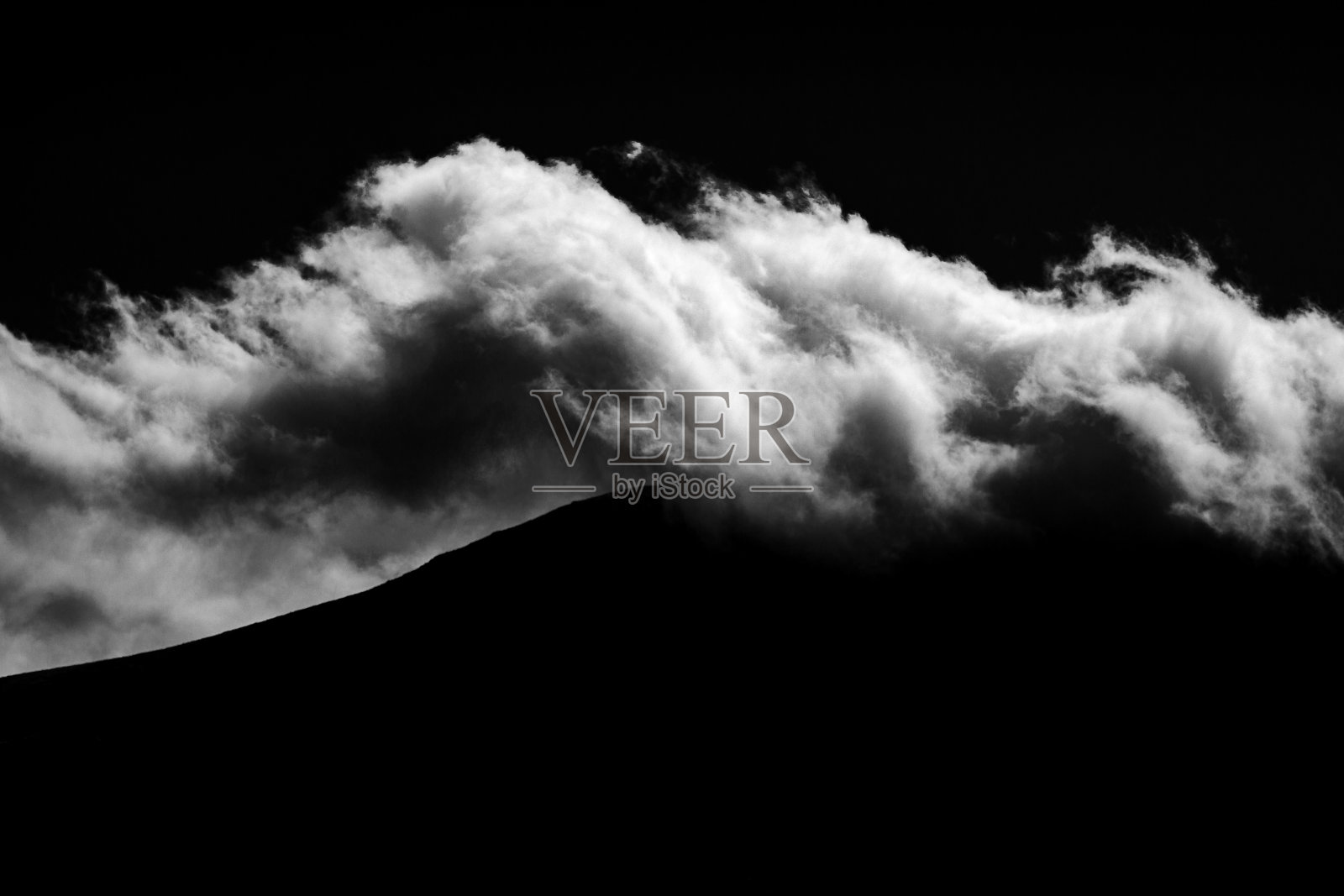 美丽的云雾飘过群山的灰度照片照片摄影图片