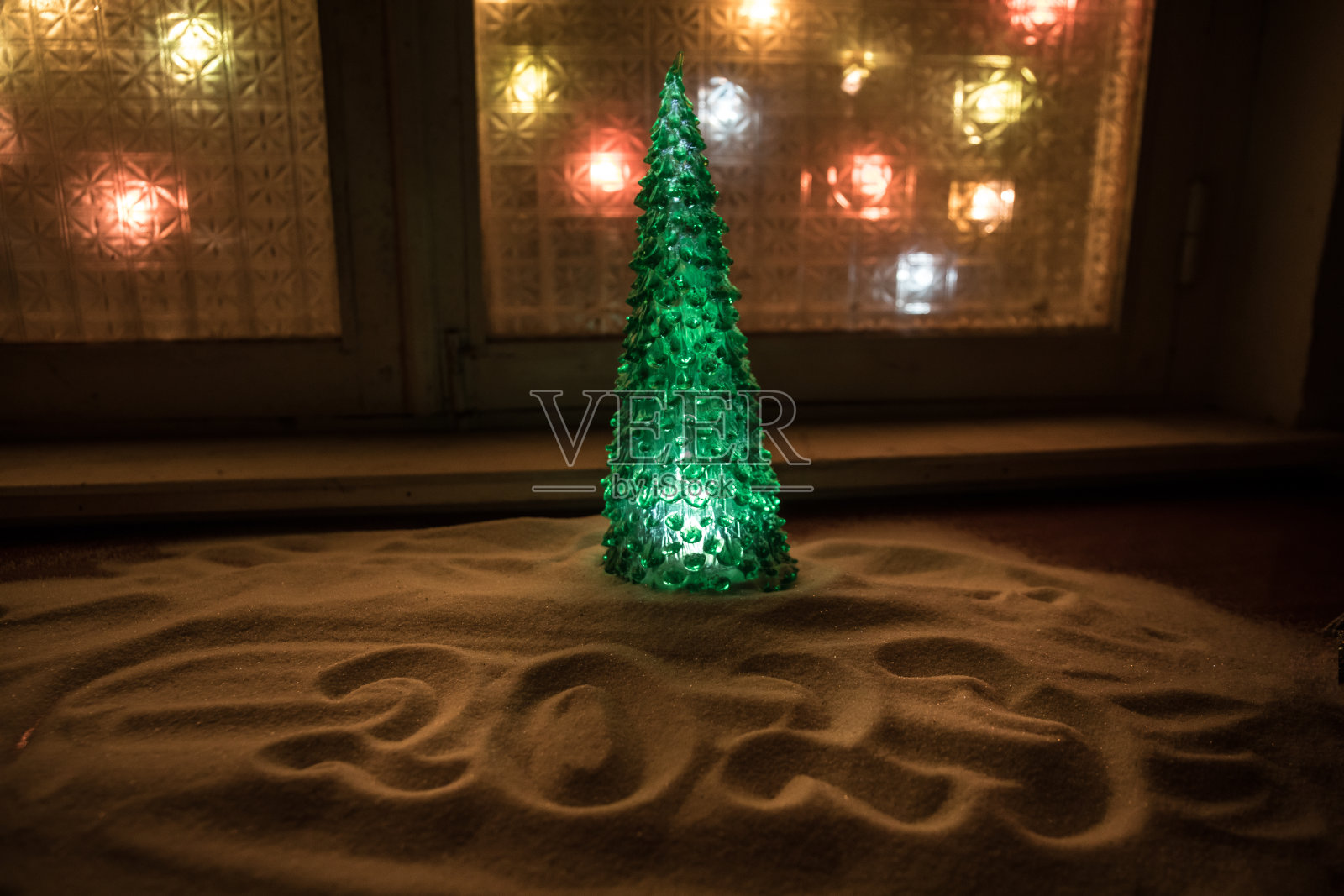 节日的背景。圣诞装饰品。圣诞老人(或雪人)站在雪地上，美丽的装饰背景与节日元素。有选择性的重点。为你的文本留出空白照片摄影图片