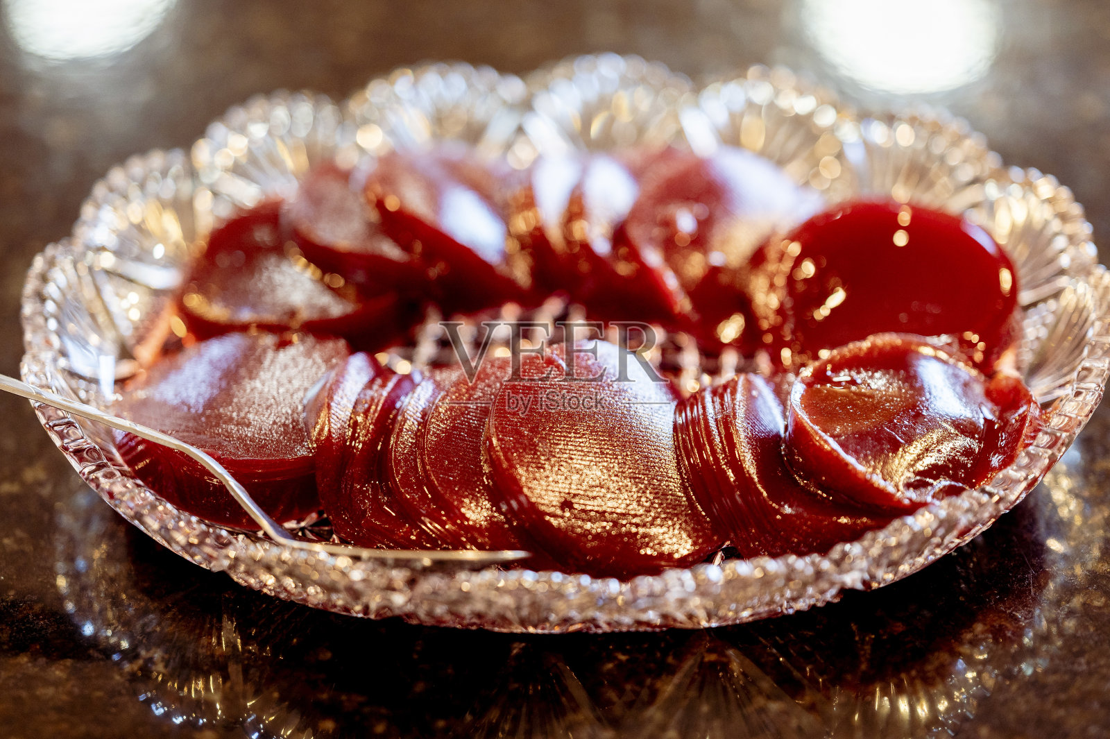 感恩节餐桌上盘子里的罐装蔓越莓酱的特写照片摄影图片