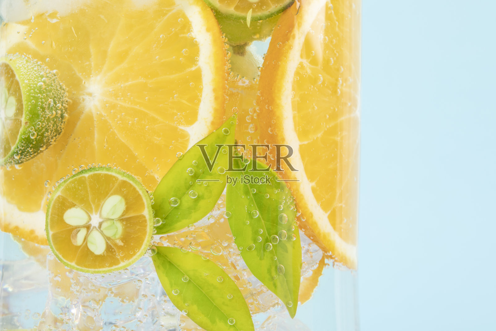 一杯冷饮中的橙子片和酸橙片的特写镜头照片摄影图片