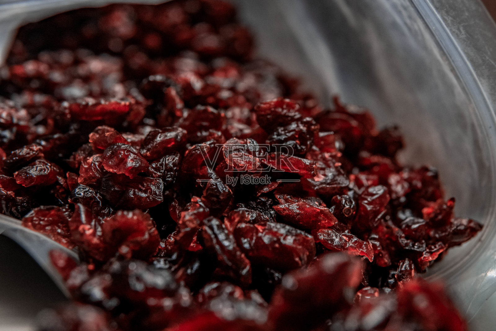灰色盘子里美味的蔓越莓的特写镜头照片摄影图片