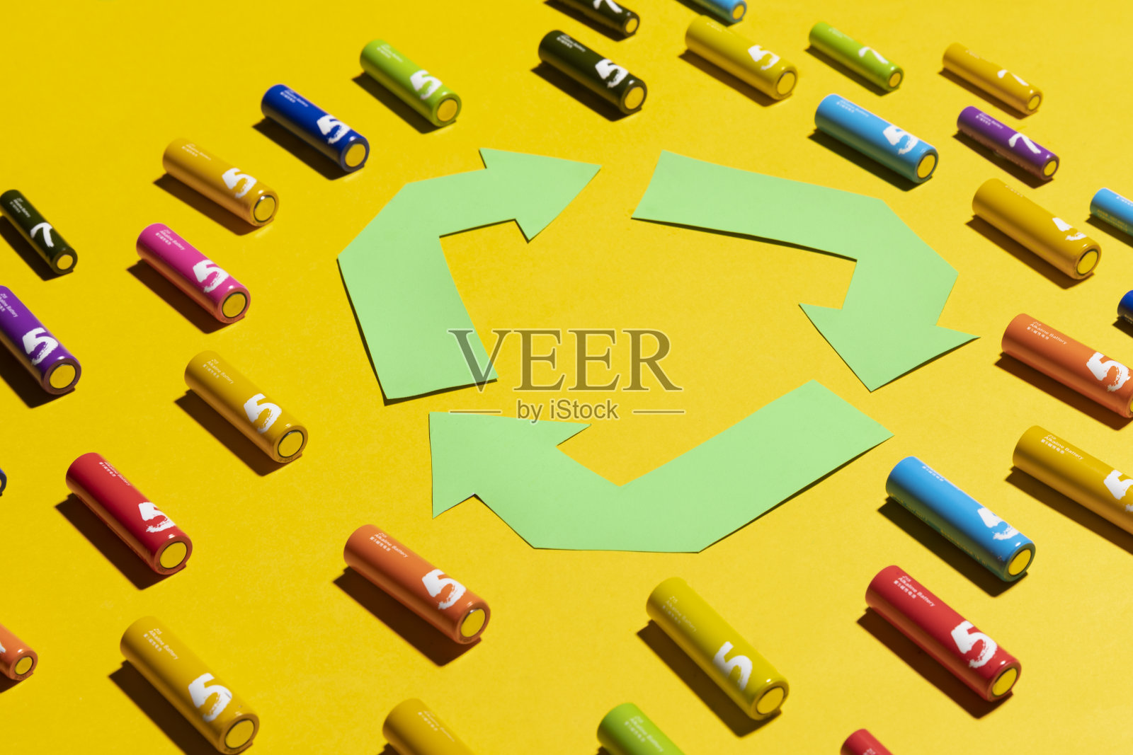 标志和电池在黄色背景照片摄影图片