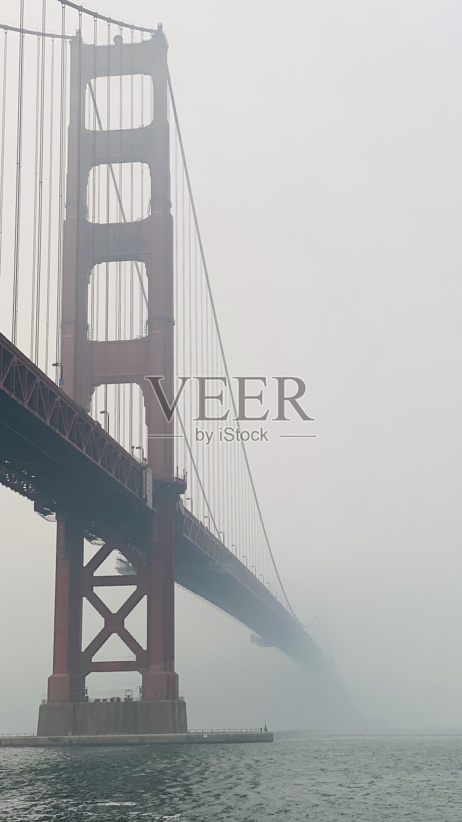 在一个阴沉的日子里，从低角度看美丽的金门大桥照片摄影图片