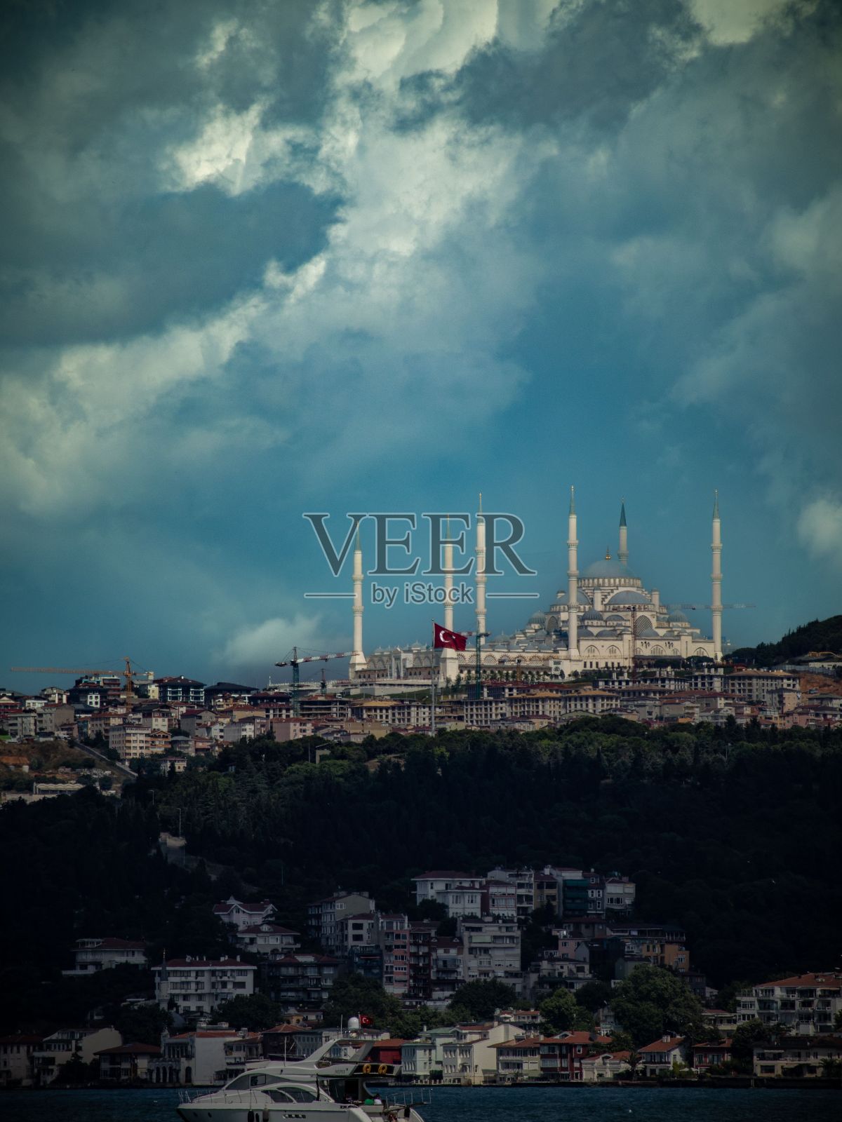 山顶上的清真寺在美丽的蓝色云彩下的垂直镜头照片摄影图片