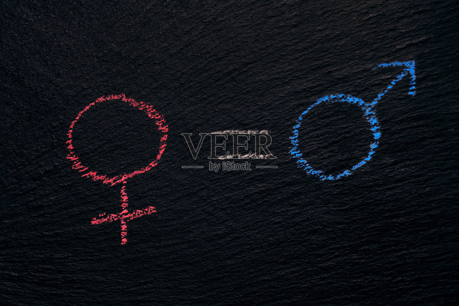 金星的镜子和火星的矛是用粉笔画在一块粗糙的黑板上的照片摄影图片